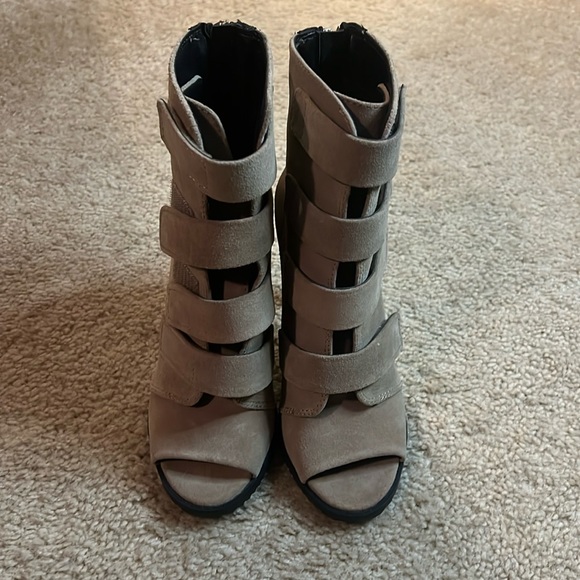 DKNY Blake Suede booties Velcro Strappy heel taupe black size 6.5 shoe sandal - Picture 3 of 12